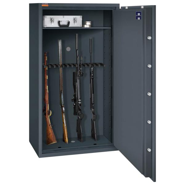 Ein graphitgrauer Waffenschrank mit sichtbarer Türverriegelung. Vier Langwaffen stehen im unteren Bereich, während auf dem Fachboden ein Aktenkoffer und Patronenverpackungen liegen. Der Schrank befindet sich vor einem weißen Hintergrund.